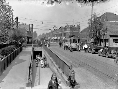 42111 Gezicht in de Amsterdamsestraatweg te Utrecht met tram 61 als lijn 3 die wacht voor de gesloten spoorwegovergang ...